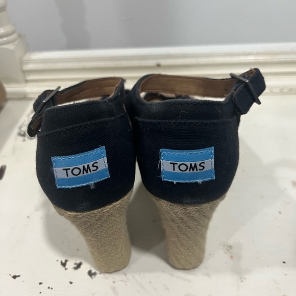 Pre owned Toms Wedge Heel Sandal / black and tan - Size 10
Ankle strap - Picture 4 of 7